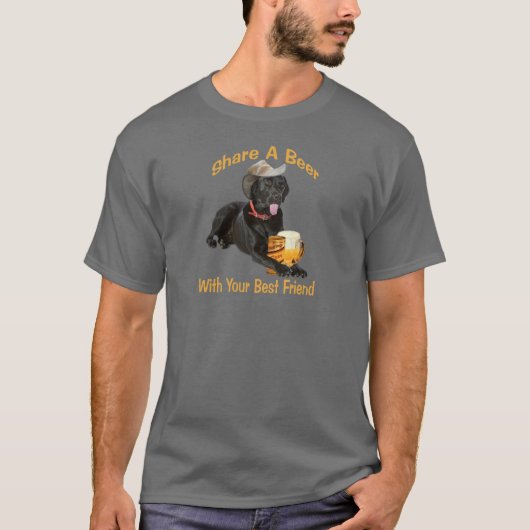 Schwarzer Labrador teilt ein Bier T-Shirt (Vorderseite)