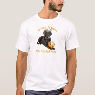 Schwarzer Labrador teilt ein Bier T-Shirt
