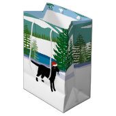 Schwarzer Labrador Weihnachtsansicht Mittlere Geschenktüte (Vorderseite Schrägansicht)