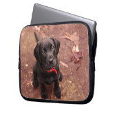 Schwarzer Labrador-Welpe Laptopschutzhülle (Vorderseite Links)