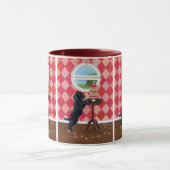 Schwarzer Labrador-Welpe mit kleinen Kuchen Tasse (Zentrum)