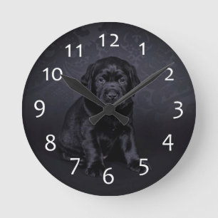 Schwarzer Labrador-Welpe Runde Wanduhr