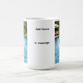 Schwarzer Labrador-Welpe springt ins Schwimmbecken Kaffeetasse (Mittel)