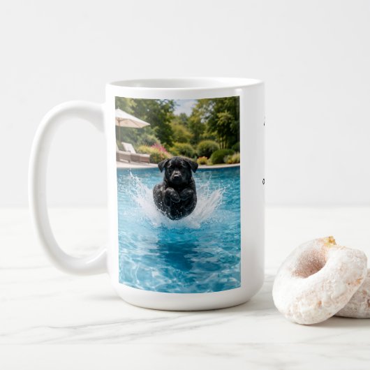 Schwarzer Labrador-Welpe springt ins Schwimmbecken Kaffeetasse (Mit Donut)