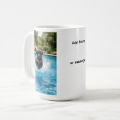 Schwarzer Labrador-Welpe springt ins Schwimmbecken Kaffeetasse (Vorderseite Links)