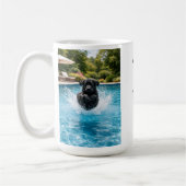 Schwarzer Labrador-Welpe springt ins Schwimmbecken Kaffeetasse (Links)