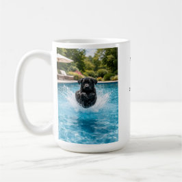 Schwarzer Labrador-Welpe springt ins Schwimmbecken Kaffeetasse