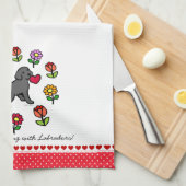 Schwarzer Labrador-Welpe und rotes Herz Handtuch (Viertel Falte)