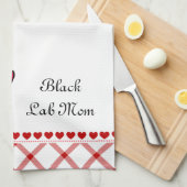 Schwarzer Labrador-Welpe und rotes Herz Küchentuch (Viertel Falte)