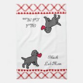 Schwarzer Labrador-Welpe und rotes Herz Küchentuch (Vertikal)