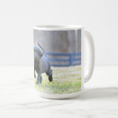 Schwarzer Labrador-Welpen-Betrieb Kaffeetasse (VorderseiteRechts)