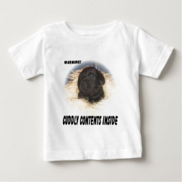 Schwarzer Labrador-Welpen-Cuddly Inhalt Baby T-shirt