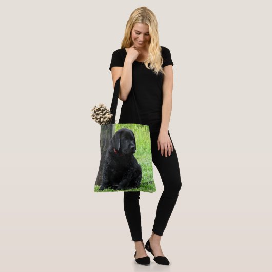 Schwarzer Labrador Welpenhund Tasche (Am Model)
