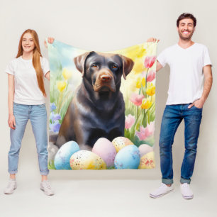 Schwarzer Labradorhund mit Ostereiern Feiertag Fleecedecke