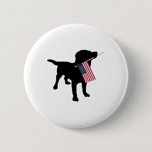 Schwarzer Labradors Hund hält patriotische USA-Fla Button
