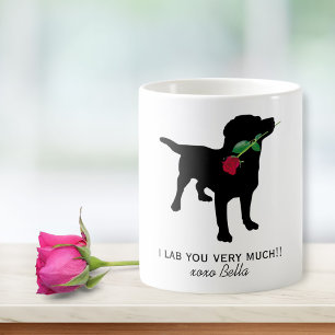 Schwarzer Labradorvalentine-Hund, der Rote Rose Kaffeetasse