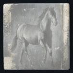 Schwarzer laufender Stallion Steinuntersetzer<br><div class="desc">Diese Malerei von Ethan Harper fasziniert. Er nahm die Schönheit des Stallion gefangen,  der mit zwei einfachen Farben verbunden ist: Schwarzes und Beige. Dieser zeitgenössische Kunstdruck eines schwarzen laufenden Stallion fügt Charakter jedem möglichem Wohnzimmer,  Esszimmer oder Schlafzimmer hinzu.</div>