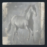 Schwarzer laufender Stallion Steinuntersetzer<br><div class="desc">Diese Malerei von Ethan Harper fasziniert. Er nahm die Schönheit des Stallion gefangen,  der mit zwei einfachen Farben verbunden ist: Schwarzes und Beige. Dieser zeitgenössische Kunstdruck eines schwarzen laufenden Stallion fügt Charakter jedem möglichem Wohnzimmer,  Esszimmer oder Schlafzimmer hinzu.</div>