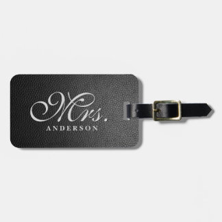 Schwarzer Lederhintergrund mit Monogramm Gepäckanh Gepäckanhänger