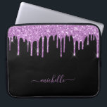 Schwarzer lila Glitzer Tropfen glänzen Glasklam-Na Laptopschutzhülle<br><div class="desc">Ein eleganter, gürteliger und glamouröser Laptop-Ärmel. Lila, lavenderfarbene Imitate Glitzer Tropfen. Ein schicker schwarzer Hintergrund. Personalisieren und fügen Sie einen Namen, geschrieben mit einem modernen handgeschriebenen Stil Skript mit Swashes. Violettfarbene Buchstaben. Um die Swashes behalten, löschen Sie nur den Beispielnamen, verlass die Leerzeichen oder Emoji's vor und nach dem Namen....</div>