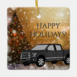 Schwarzer LKW in der Weihnachtsschneewelt Keramikornament<br><div class="desc">In diesem warmen Keramik-Ornament befindet sich ein schwarzer LKW in einer Weihnachts-Winterschneeszene mit "Happy Holidays!" in Schwarz und Grau. Personalisieren Sie die Rückseite dieses Ornaments mit einem Namen und Jahr.</div>