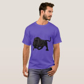 Schwarzer Löwe auf Beutefang T-Shirt (Vorne ganz)