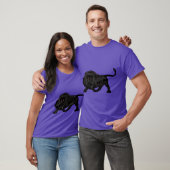 Schwarzer Löwe auf Beutefang T-Shirt (Unisex)