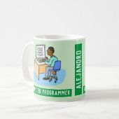 Schwarzer männlicher Computerprogrammierer mit Nam Kaffeetasse (Vorderseite Links)