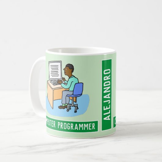 Schwarzer männlicher Computerprogrammierer mit Nam Kaffeetasse (Vorderseite Links)