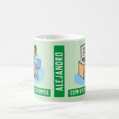 Schwarzer männlicher Computerprogrammierer mit Nam Kaffeetasse (Mittel)