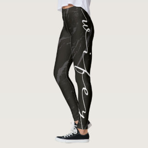 Schwarzer Marmor-Wifey-Kalligrafie Leggings
