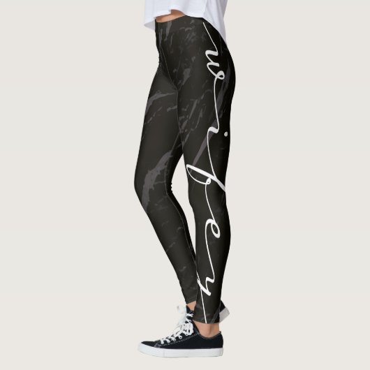 Schwarzer Marmor-Wifey-Kalligrafie Leggings (Links)