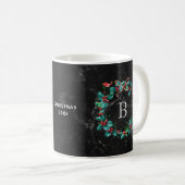 Schwarzer Marmormonogramm-WeihnachtsKranz Kaffeetasse (VorderseiteRechts)