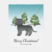Schwarzer Mini Goldendoodle Hund in einem Winterwa Fleecedecke (Vorderseite)