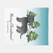 Schwarzer Mini Goldendoodle Hund in einem Winterwa Fleecedecke (Vorderseite (Horizontal))