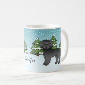 Schwarzer Mini Goldendoodle Hund in einem Winterwa Kaffeetasse (VorderseiteRechts)