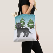 Schwarzer Mini Goldendoodle Hund in einem Winterwa Tasche (Von Nahem)