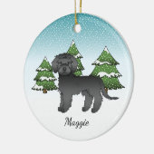 Schwarzer Mini Goldendoodle - Winterwald & Name Keramik Ornament (Links)