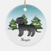 Schwarzer Mini Goldendoodle - Winterwald & Name Keramik Ornament (Hinten)
