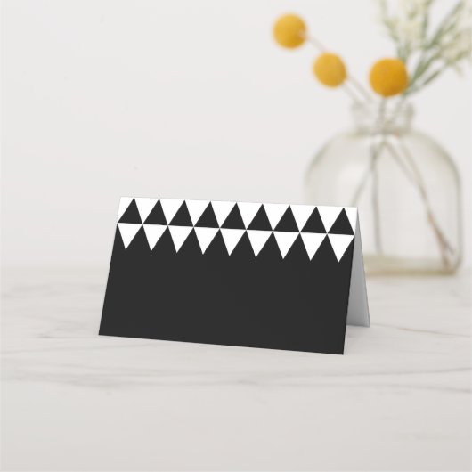 Schwarzer Minimalistischer Name Weißes Dreieck-Mus Platzkarte (Vorderseite)