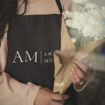 Schwarzer Minimalwert für Monogramm Schürze<br><div class="desc">Erhöhen Sie Ihren Küchenstil mit dieser Monogram Black Minimalistische Schürze. Diese Schürze ist schlicht und elegant gestaltet und eignet sich sowohl für Zuhause-Köche als auch für berufliche Koch. Das individuell anpassbare Monogramm fügt eine persönliche Touch hinzu, die sicherstellt, dass Sie stilvoll kochen. Diese Schürze aus langlebigen Materialien ist so konzipiert,...</div>
