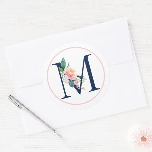 Schwarzer Monogramm Buchstabe M mit rosa Blume Runder Aufkleber (Umschlag)