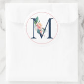 Schwarzer Monogramm Buchstabe M mit rosa Blume Runder Aufkleber (Tasche)