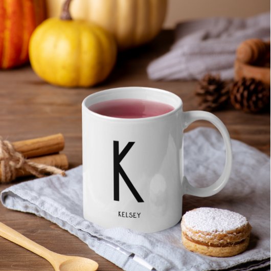 Schwarzer Monogramm Name Kaffee Weiße Tasse