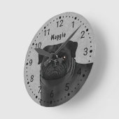 Schwarzer Mops Cartoon Dog Nah-up und Name Grau Runde Wanduhr (Winkel)