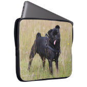 Schwarzer Mops, der heraus Tounge haftet Laptopschutzhülle (Vorne Rechts)