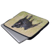 Schwarzer Mops, der heraus Tounge haftet Laptopschutzhülle (Vorne Knopf)