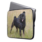 Schwarzer Mops, der heraus Tounge haftet Laptopschutzhülle (Vorderseite Links)