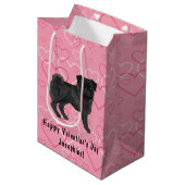 Schwarzer Mops Hund Cartoon Mops Liebe Herzmuster  Mittlere Geschenktüte (Vorderseite Schrägansicht)