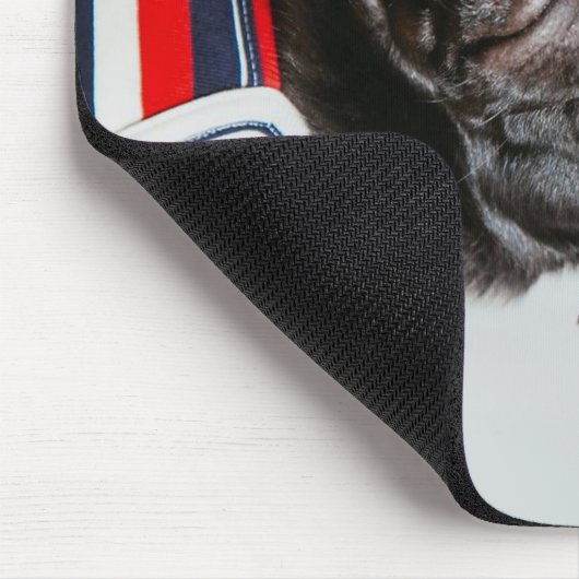 Schwarzer Mops in einem Pullover Mousepad (Ecke)